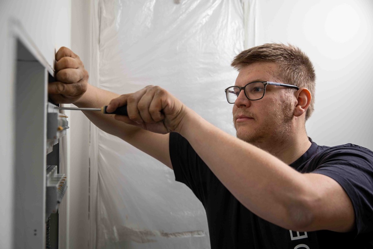 Magnus Berg, elektriker i Krøderen Elektro. Foto: NYG